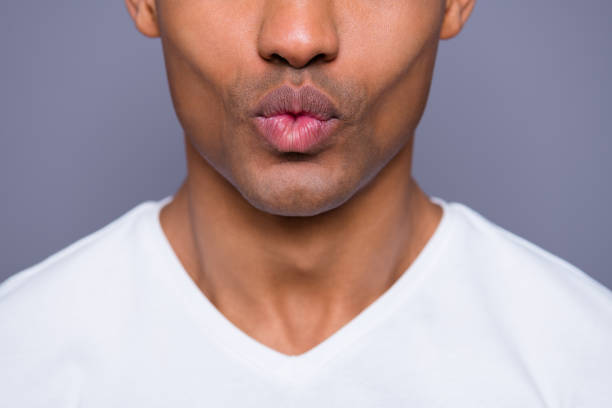 recortada de close-up retrato de su guapo atractivo bien peinado alegre chico con beso caliente camisa blanca aislado sobre fondo pastel morado violeta gris - blowing men kissing blowing a kiss fotografías e imágenes de stock