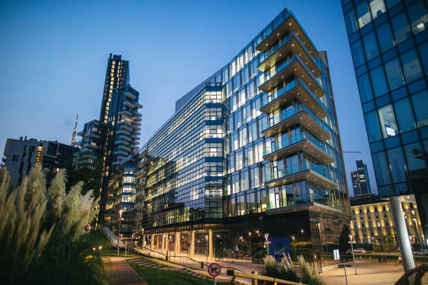 rascacielos de milán - built structure business building exterior glass fotografías e imágenes de stock