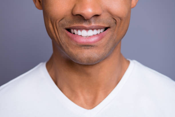 close-up bijgesneden portret van aardige knap aantrekkelijk vrolijke vrolijke verzorgd vent dragen witte shirt stralend glans tanden geïsoleerd over grijze violet paars pastel achtergrond - teeth stockfoto's en -beelden