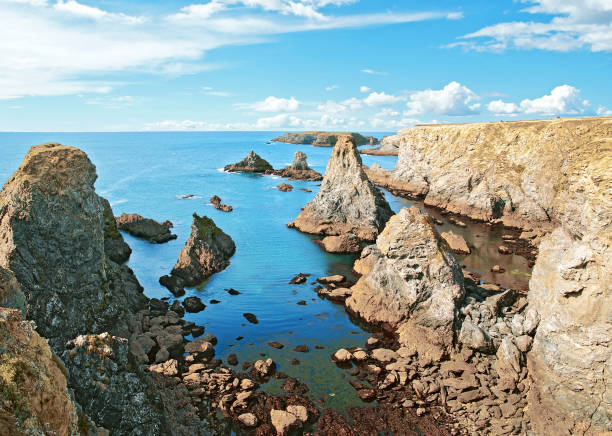 felsige küste genannt aiguilles de port coton, bretagne, frankreich. - île de stock-fotos und bilder