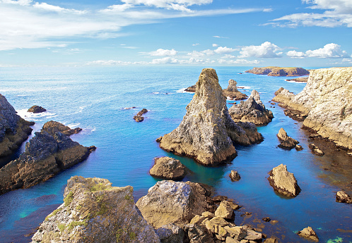 Located west of Belle-Ile-en-Mer, on a steep coast, the needles of Coton harbor are jagged cliffs.