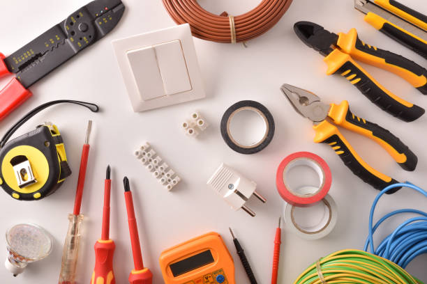 herramientas y material eléctrico en una mesa blanca general - electrical hardware fotografías e imágenes de stock
