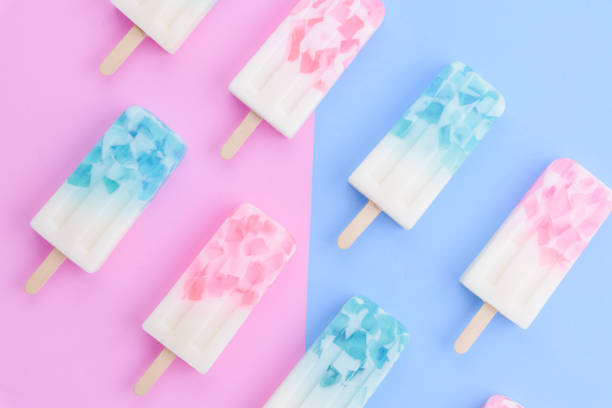 paus de gelado caseiro, picolé, gelo pop ou pop em fundo azul e rosa pastel cores congelador - flavored ice lollipop candy affectionate - fotografias e filmes do acervo