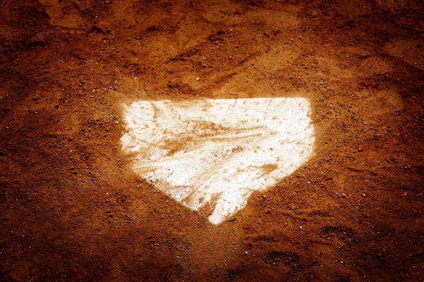 野球 homeplate ホー��ム プレートの茶色の汚れのスポーツ アメリカ過去の時間 - 野球のストライク ストックフォトと画像