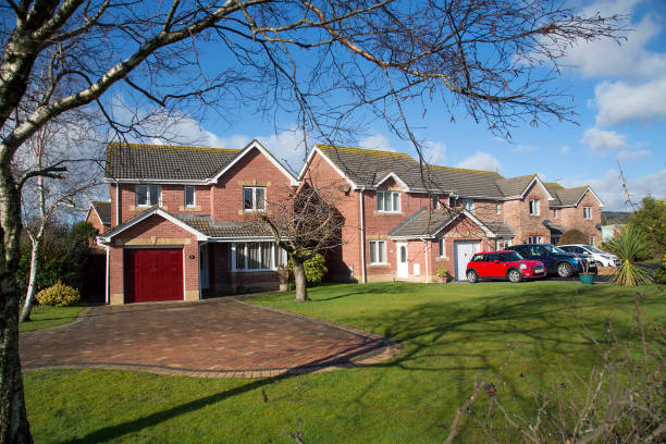 quatre chambres à coucher famiily maison individuelle - uk - residential district housing development house uk photos et images de collection