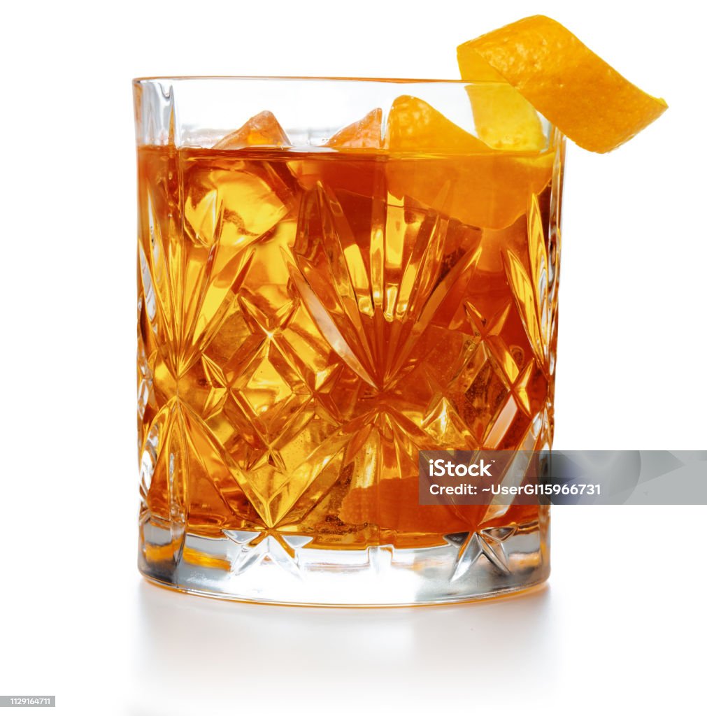 primo passo di cocktail vecchio stile - Foto stock royalty-free di Cocktail