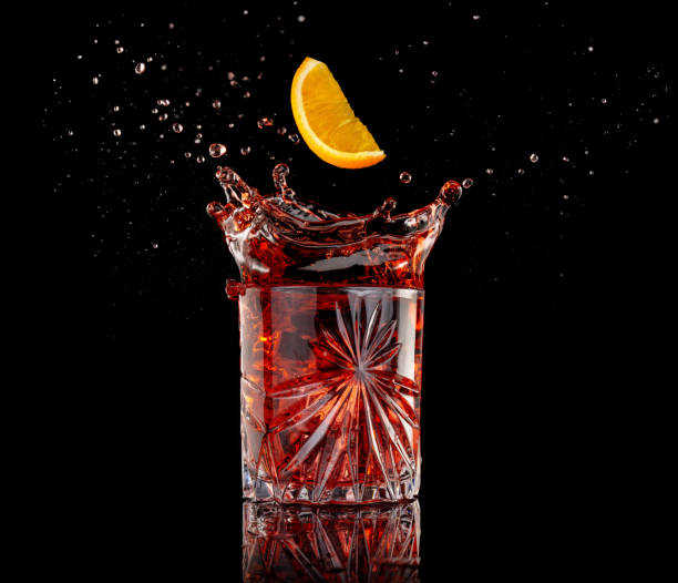 negroni cocktail splashing - drink ice splashing spray imagens e fotografias de stock