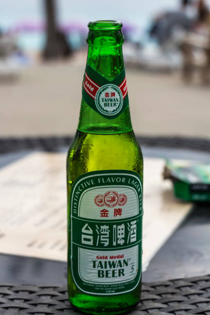 gekühlte flasche taiwan beer baisha beach - orientale stock-fotos und bilder