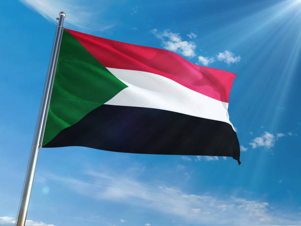 sudão nacional bandeira acenando no polo contra o fundo do céu azul ensolarado. alta definição - republic of the sudan - fotografias e filmes do acervo