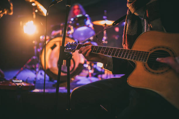 Rock band playing at a nightclub Musical band sitting on stage and having rehearsal live performance stock pictures, royalty-free photos & images