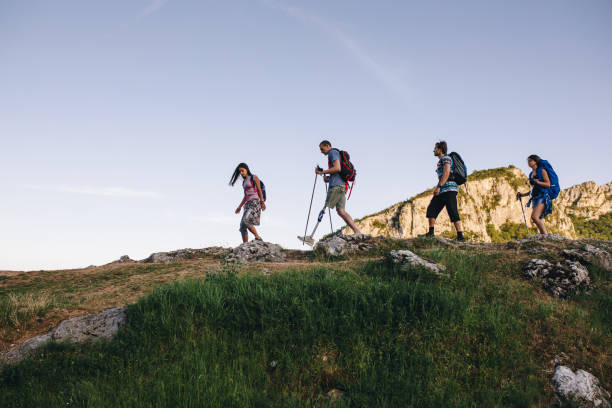 groupe de randonneurs explorant le sommet de la montagne - success determination idyllic carefree photos et images de collection