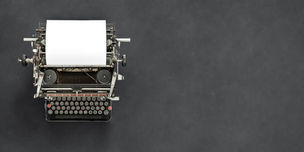 винтаж пишущая машинка с пустым листом бумаги ретро технологии - typewriter typing machine old стоковые фото и изображения