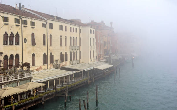 vista da ponte ponte degli scalzi no grand canal em veneza em um dia de inverno frio e nebuloso. - ponte degli scalzi - fotografias e filmes do acervo