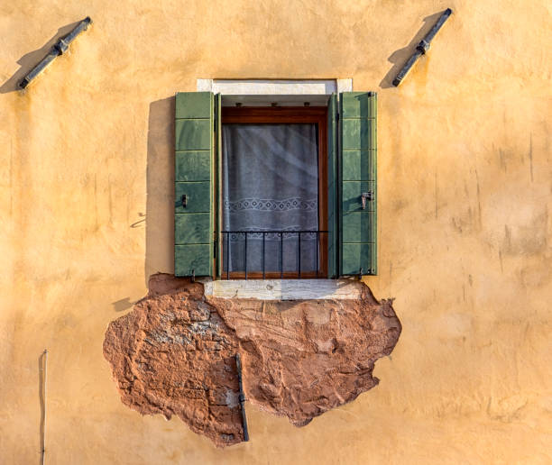 緑シャッター、ヴェネツィア、イタリアで欠けた石膏で美しい古いウィンドウに表示します。 - building exterior built structure old house ストックフォトと画像