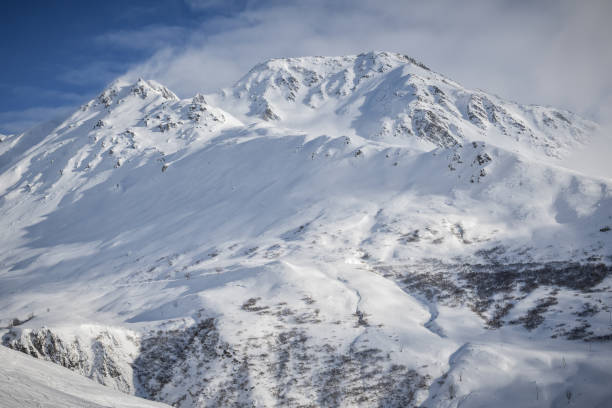 снег покрыл 2928 метров высотой piz badus возле города андерматт - 2928 стоковые фото и изображения