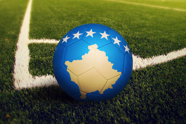 科索沃球在角球位置上, 足球場背景。國家足球主題為綠草。 - madrider fußball heute 個照片及圖片檔