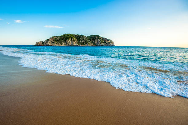 cacaluta beach in huatulko, oaxaca, mexico - horizon over water environment vacations nature imagens e fotografias de stock