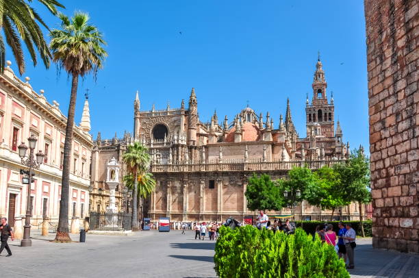 catedral de sevilla y plaza del triunfo (plaza del triunfo), españa - seville sevilla santa cruz city fotografías e imágenes de stock