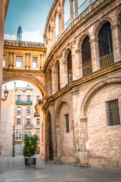 arco del corridoio di valencia tra cattedrale e basilica spagna - beauty in nature bright building exterior close up foto e immagini stock