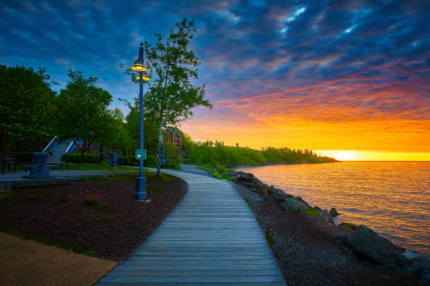 sunrise at lake walk path by canal park, duluth, minnesota - storm lighthouse cloudscape sea imagens e fotografias de stock