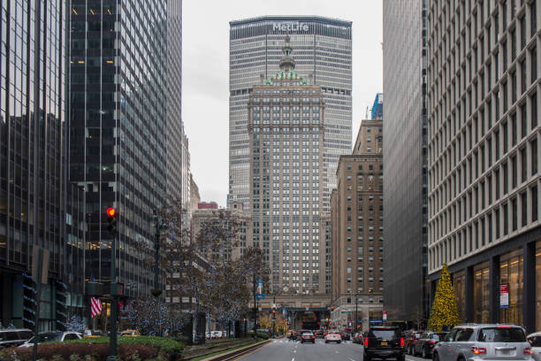 pessoas andando na park avenue, ao lado do helmsley e metlife edifícios no centro de manhattan, nova iorque, eua. - prédio da metlife - fotografias e filmes do acervo