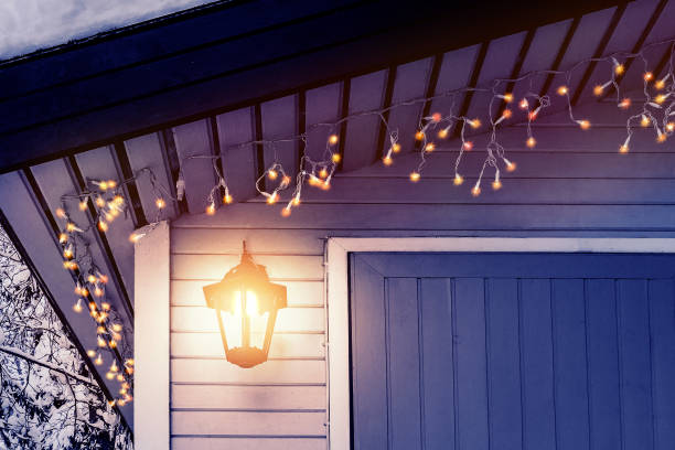 porche de la maison est décorée dans le style scandinave traditionnel avec une lanterne et des lumières de noël - concept de l’accueil chaleur, confort, vacances en famille - porch light photos et images de collection