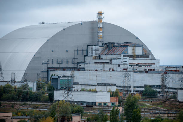 la vista en el arco del reactor destruido de la zona de exclusión de chernobyl - sarcófago fotografías e imágenes de stock