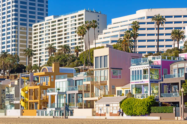 casas de praia colorida em santa monica, califórnia eua - santa monica beach los angeles county city of los angeles - fotografias e filmes do acervo