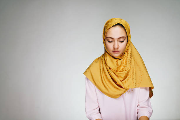 이슬람 옷 아래를 내려다 보면서, 인하 눈에에서 복종 하 고 겸손 젊은 여자 - veil human face women fashion model 뉴스 사진 이미지