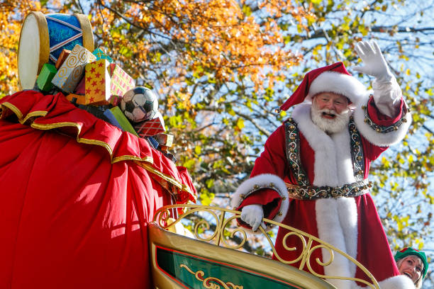 desfile de acción de gracias en nueva york - santa claus waving christmas photography fotografías e imágenes de stock