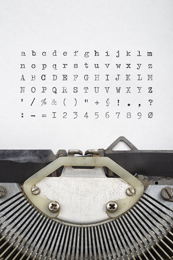 Antigua máquina de escribir cartas de juego de fuente photo