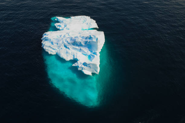 melting icebergs in antarctica - climate change south pole antarctica imagens e fotografias de stock