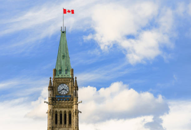 torre de la paz de parliament hill en ottawa, canadá - building exterior day tower clock fotografías e imágenes de stock