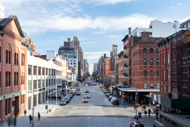 widok z góry na scenę 14th street w dzielnicy chelsea na manhattanie, nowy jork - chelsea new york zdjęcia i obrazy z banku zdjęć