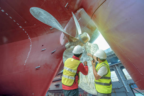 final to the sea - crane shipyard construction pulley imagens e fotografias de stock