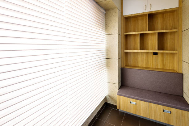 モダンなアパートメントの空の棚 - blinds showroom decor home improvement ストックフォトと画像