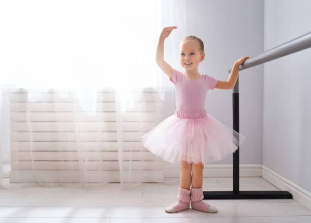 chica está estudiando ballet. - ballet dress studio shot costume fotografías e imágenes de stock