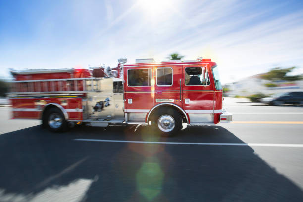 eerste-responder: brandweerwagen - brandweer stockfoto's en -beelden