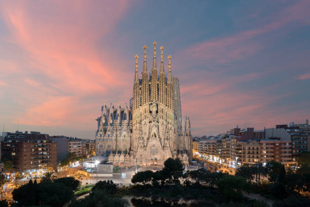 widok z lotu ptaka na sagrada familia, duży kościół rzymskokatolicki w barcelonie, hiszpania, zaprojektowany przez katalońskiego architekta antoniego gaudiego. - antonio gaudi outdoors horizontal barcelona zdjęcia i obrazy z banku zdjęć