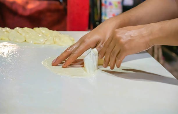 mãos, amassar a massa para uma folha em cima da mesa. - bread kneading making human hand - fotografias e filmes do acervo