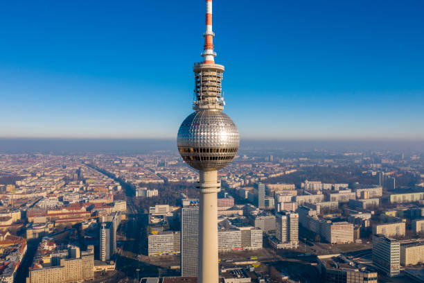 fernsehturm (torre da televisão) berlim alemanha - berlin germany television tower communications tower alexanderplatz - fotografias e filmes do acervo