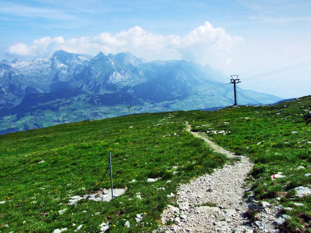 канатная дорога эспель-штефели-хесерругг, под водой - ski lift overhead cable car gondola mountain стоковые фото и изображения