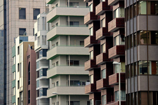 complexo de apartamentos na área de escritório de tóquio - contemporary architecture abstract tokyo prefecture - fotografias e filmes do acervo