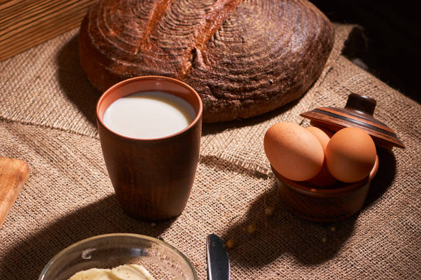 verschiedene milchprodukte milch, käse, eier. rustikales stillleben auf dem tisch - fetta cheese fotos stock-fotos und bilder