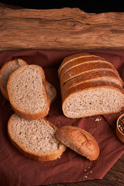 新鮮な自家製パン。鮮明。パン種でパン。種入れぬパン。食パン - furniture table isolated old ストックフォトと画像