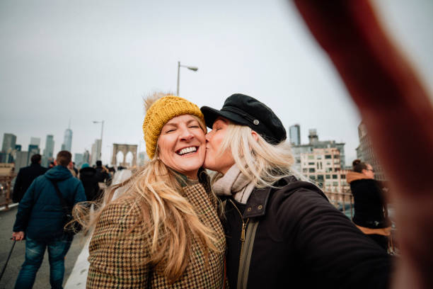 городская любовь - lesbian homosexual kissing homosexual couple стоковые фото и изображения