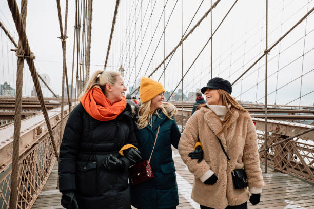 друзья изучают бруклинский мост - footpath lower manhattan horizontal new york city стоковые фото и изображения