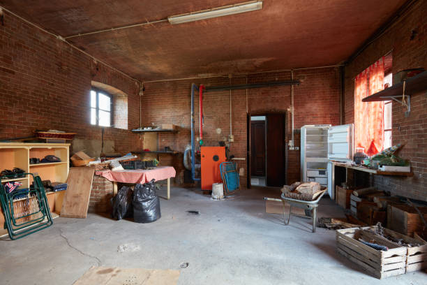 オールドカントリーハウス内の赤いレンガの壁と汚い地下室 - 地下貯蔵室 写真 ストックフォトと画像