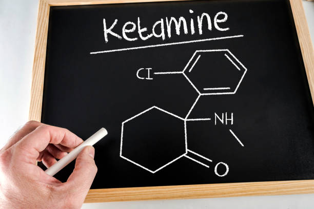 conceptual diagram drawn with chalk on a blackboard of the ketamine, education concept - hydrogen molecule white molecular structure imagens e fotografias de stock