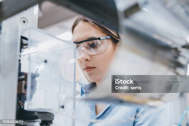 製造工場での装置の操作女性の産業労働者 - 実験室のストックフォトや画像を多数ご用意 - 実験室, エンジニア, テクノロジー